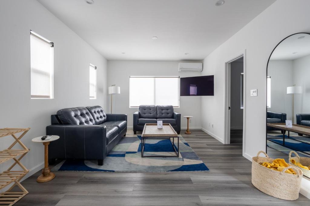 Los Angeles Villa | Bungalow w Free Parking 4 min from SoFi, 8min from airport