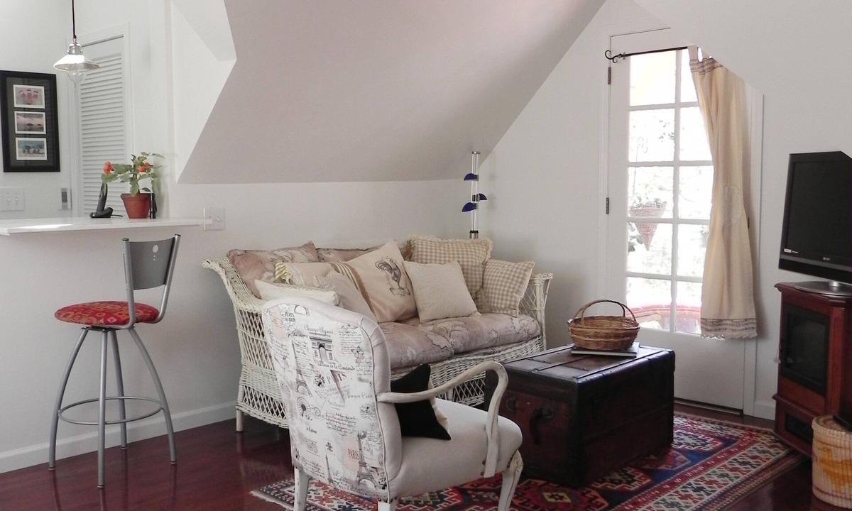 Northwest Carmel Apartment | California Dreamin’ at its best in Carmel California