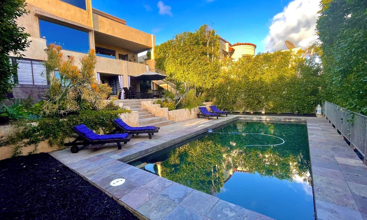 Mission Hills House | Captivating Views With All The Creature Comforts in Old Town