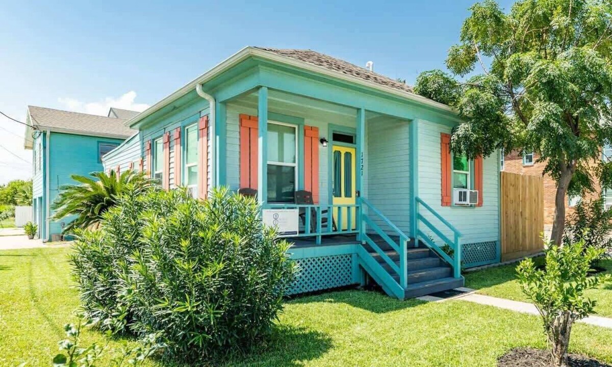 San Jacinto House | Casa Azul - 2 Blocks to Beach, Near Historic Strand, Private Yard!