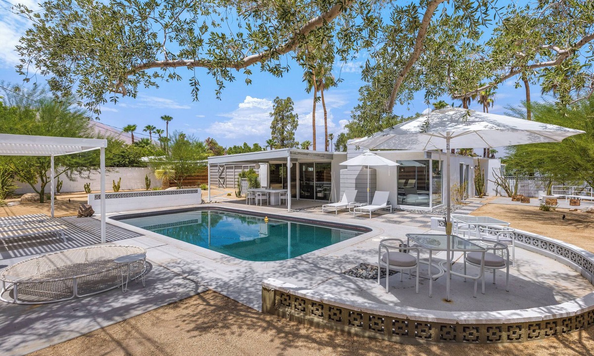 Racquet Club Estates House | Casa Gia - Perfectly curated with original midcentury designer pieces