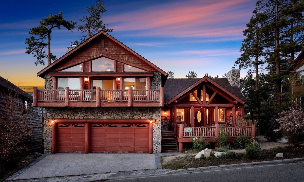 Castle Glen Estates Cabin | Castle Glen Lodge by Destination Big Bear : Luxury in Castle Glen! Outdoor Hot Tub! Game Room with Pool Table! Lake Views!