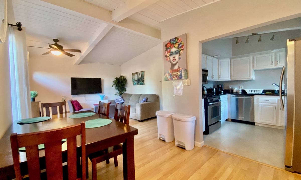 Suburban Park - Lorelei Manor - Flood Park Triangle House | Charming 3-bedroom house with AC, WiFi in Menlo Park