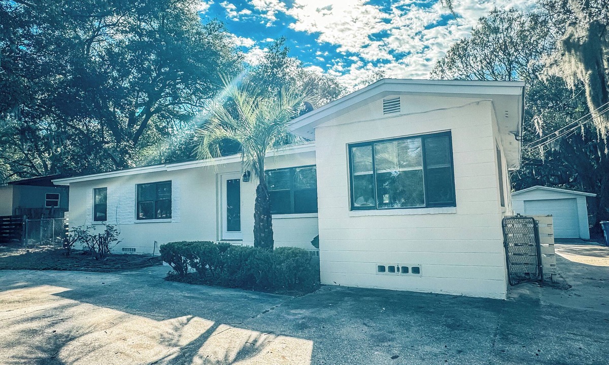 East Arlington House | Charming 3-bedroom house in delightful Jacksonville with AC, WiFi