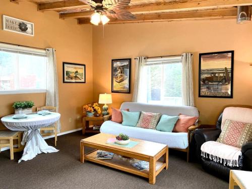 Klamath House | Charming Cabin with Kitchen and River Views, Perfect for a Glamping Retreat in Northern California