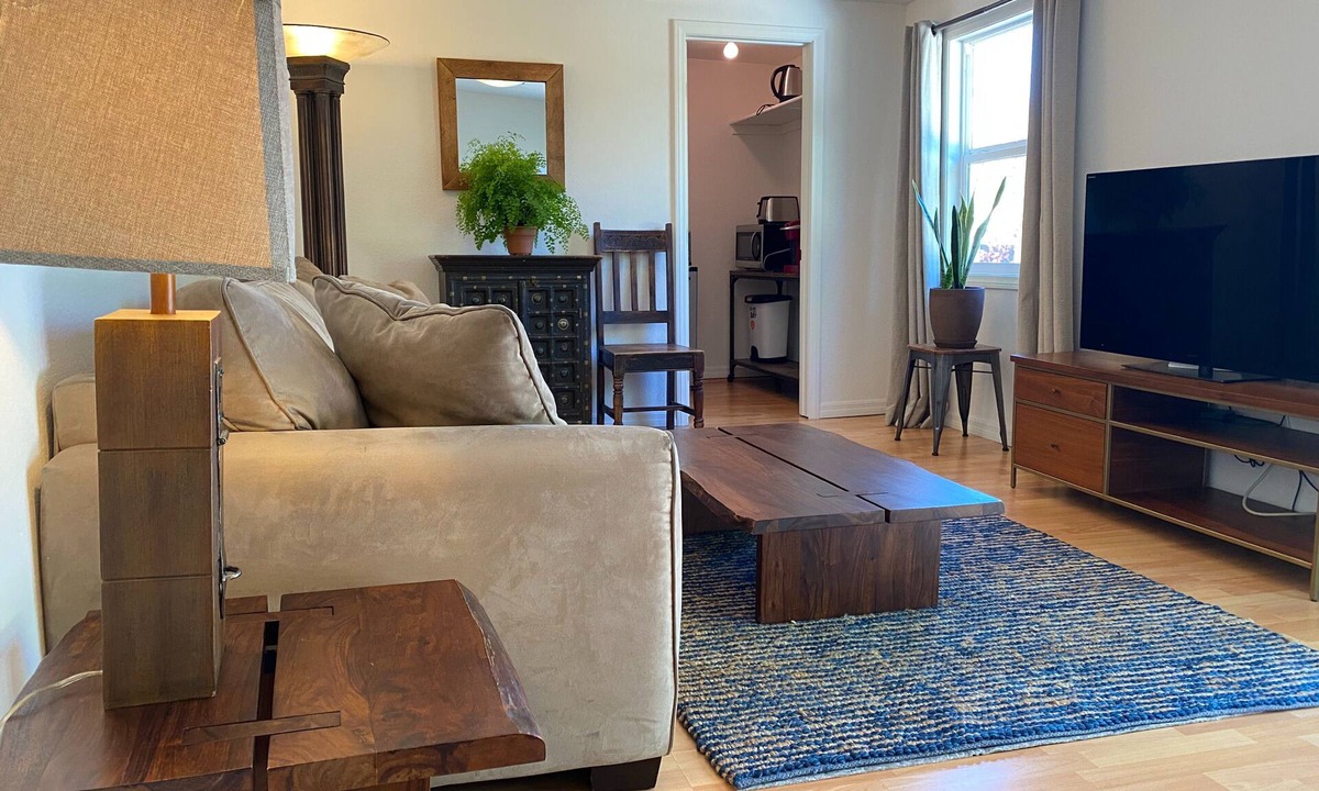 Mid-Wilshire House | Charming Duplex with Private Backyard