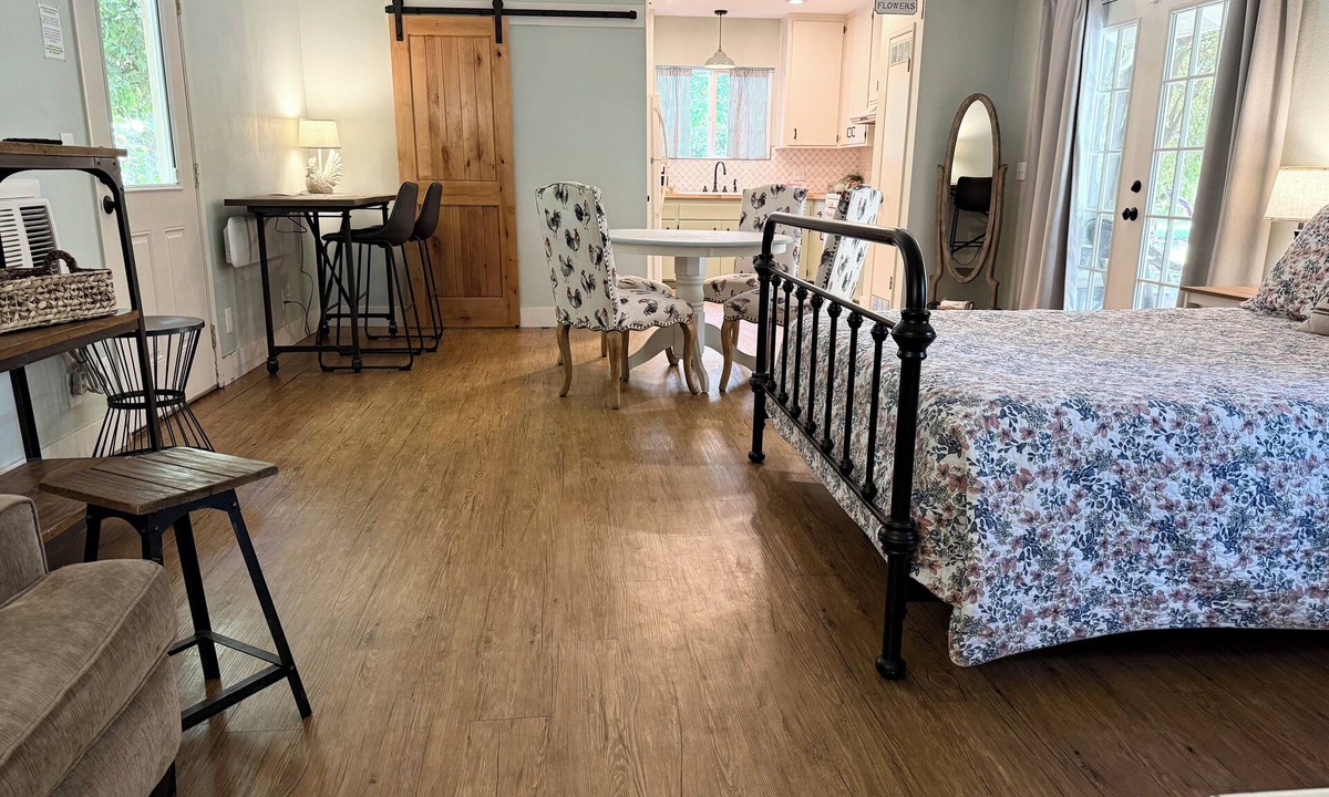 Chico Apartment | Charming Orchard Cottage…Pet Friendly!