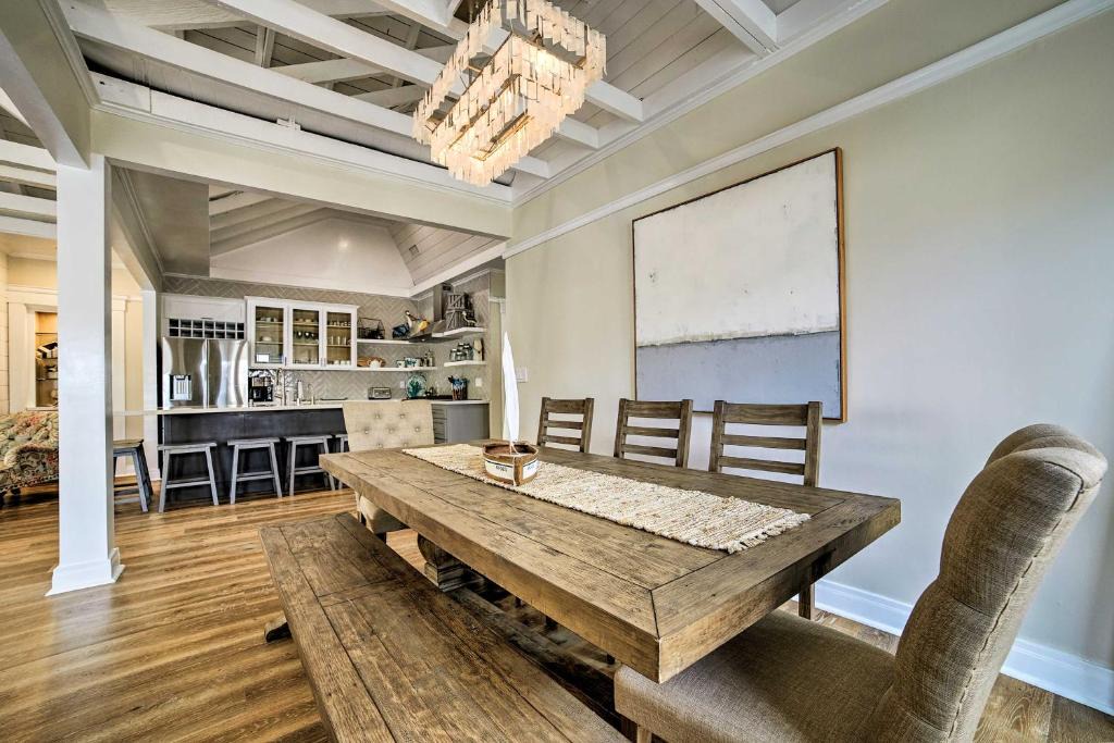 Avalon House | Charming Renovated Avalon Townhome, Walk to Beach!