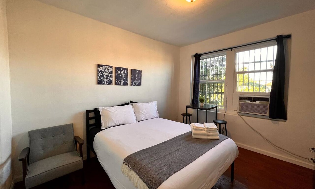 Westlake Apartment | Charming studio in soothing Los Angeles with cool AC breeze