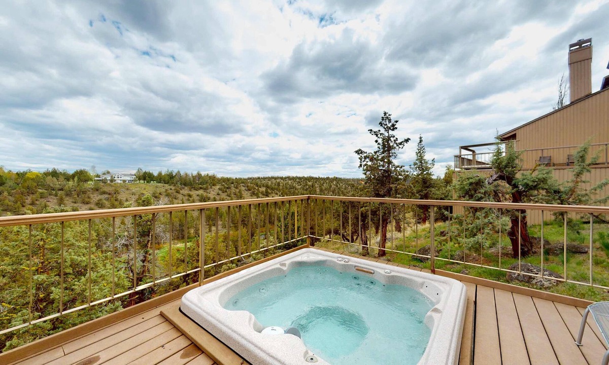 Redmond Condo | Charming waterfront condo with pool, tennis, hot tub, balcony, & W&D