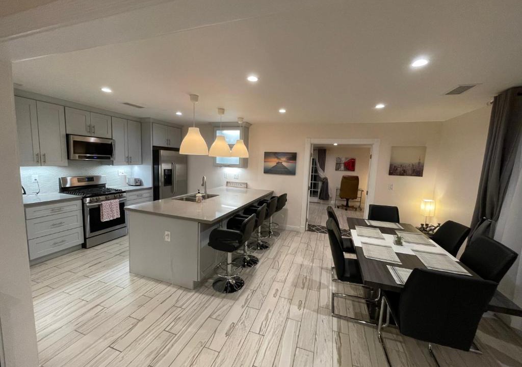 Canoga Park House | Cheerful, Beautifully Remodeled, Modern, Comfortable Home