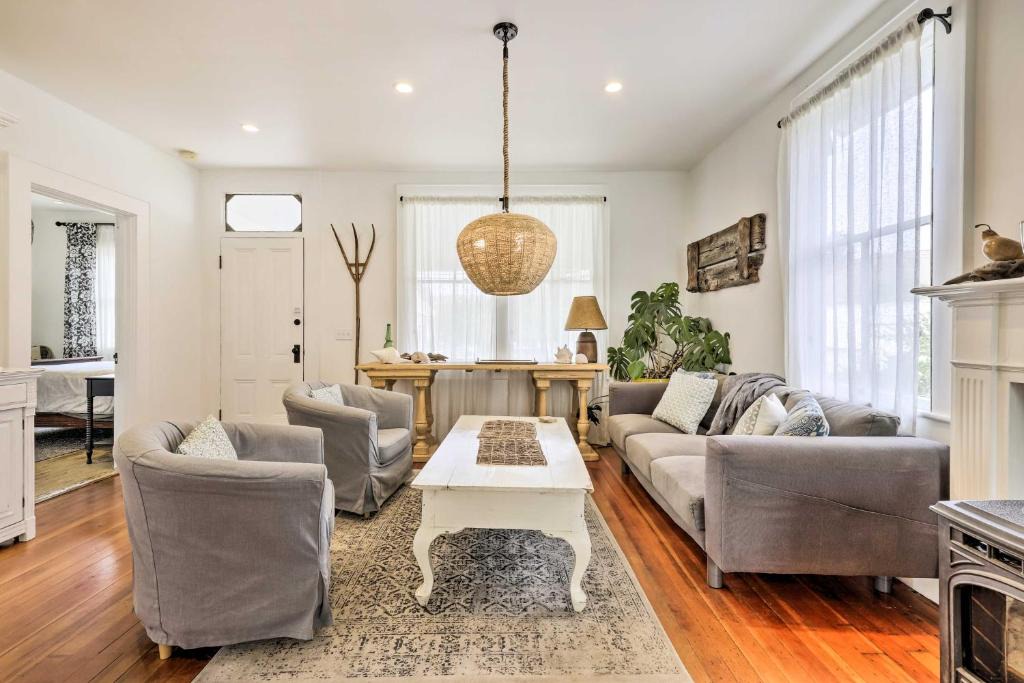 Tomales House | Chic Historic Retreat about 5 Mi to Tomales Bay!