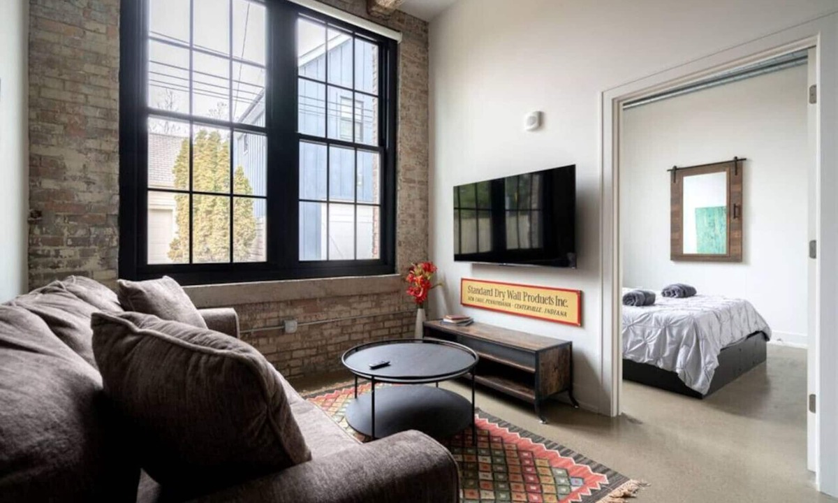 Italian Village Apartment | Chic Renovated Flat - Free Private Parking