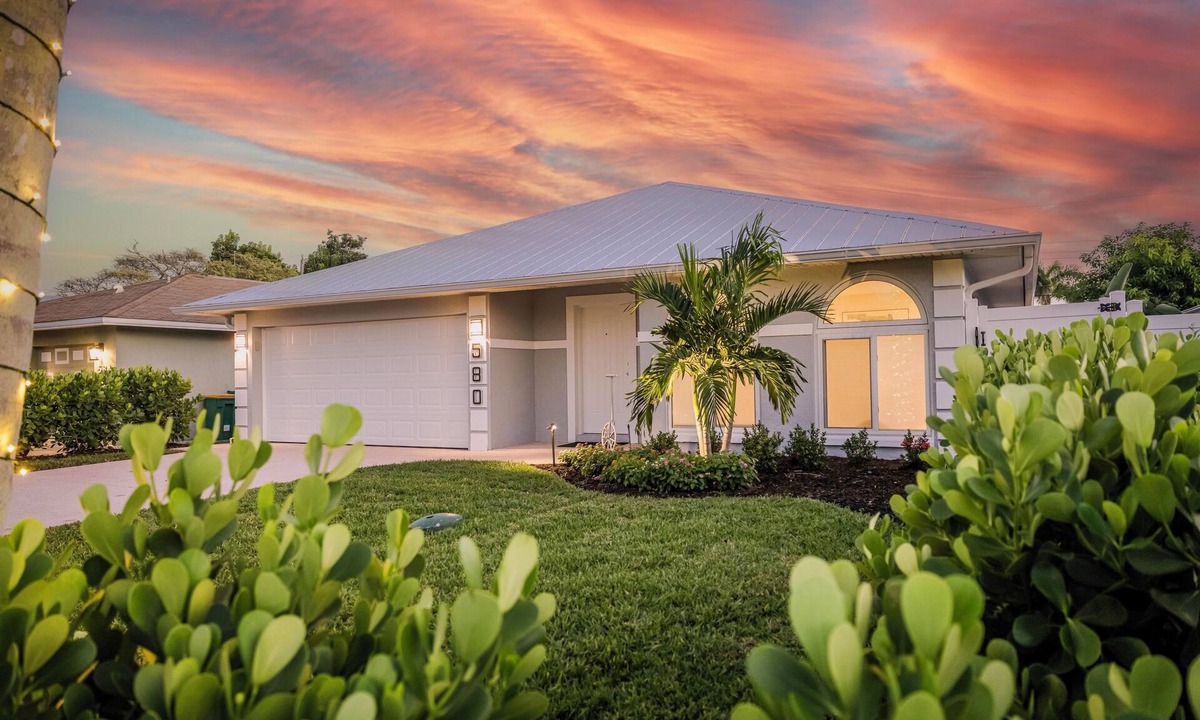 Naples Park House | Coastal Beachy 3+/2, Pool, 5 Bikes, Near Beach, Pet Friendly, Sleeps 8+