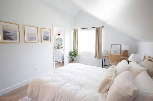 Loma Portal House | Coastal, Elegant, Modern, King Bed