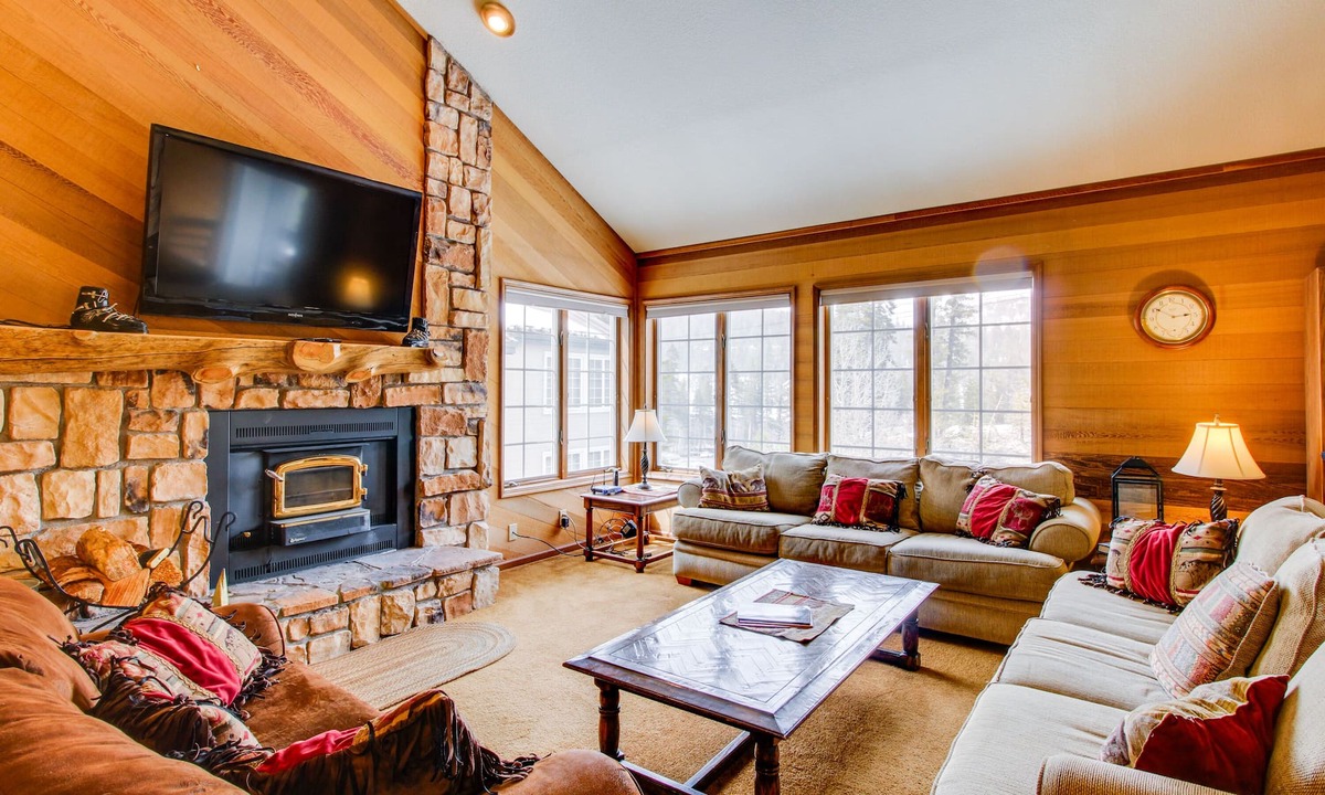 Mammoth Lakes Condo | Comfortable Family-Friendly Condo with Shared Swimming Pool, Hot Tub, and Sauna