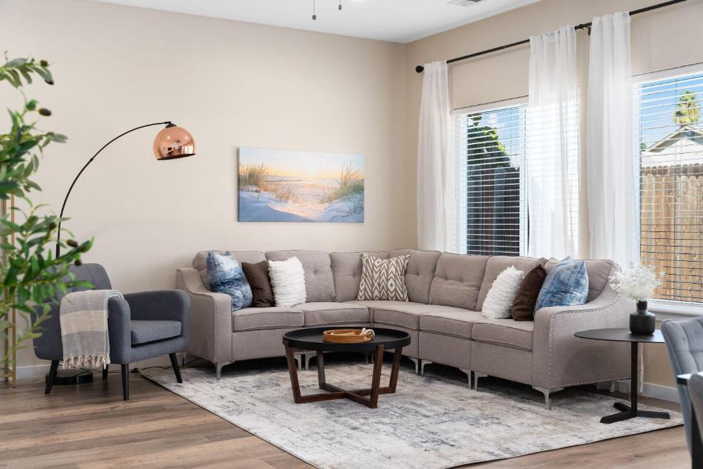 Sacramento Villa | Contemporary Home King Bed Fast Wi-Fi Central Sacramento Location
