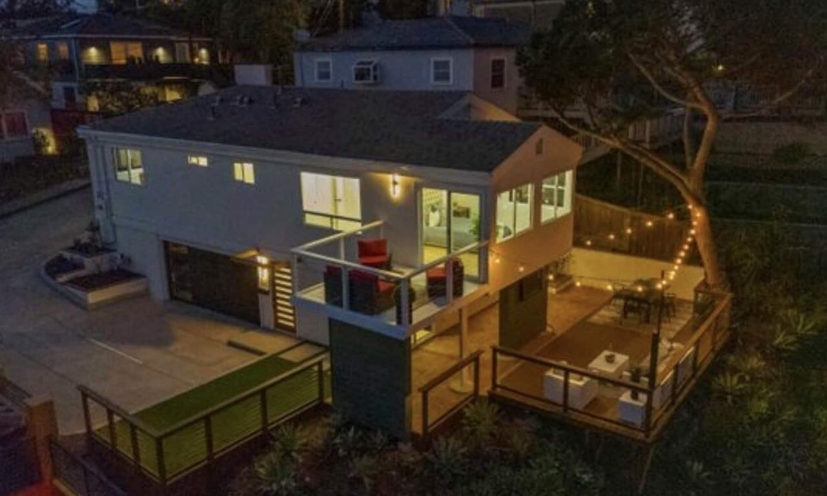 Hillcrest House | Cosy 3 Bedroom, 2 Bath Modern Home Available In A Safe Quiet SD Neighborhood