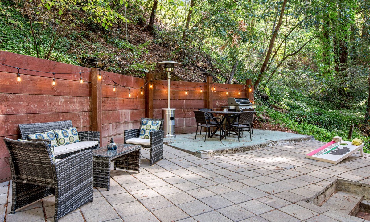 Rio Nido House | Cottage with a large patio, free WiFi, washer/dryer, & gas grill