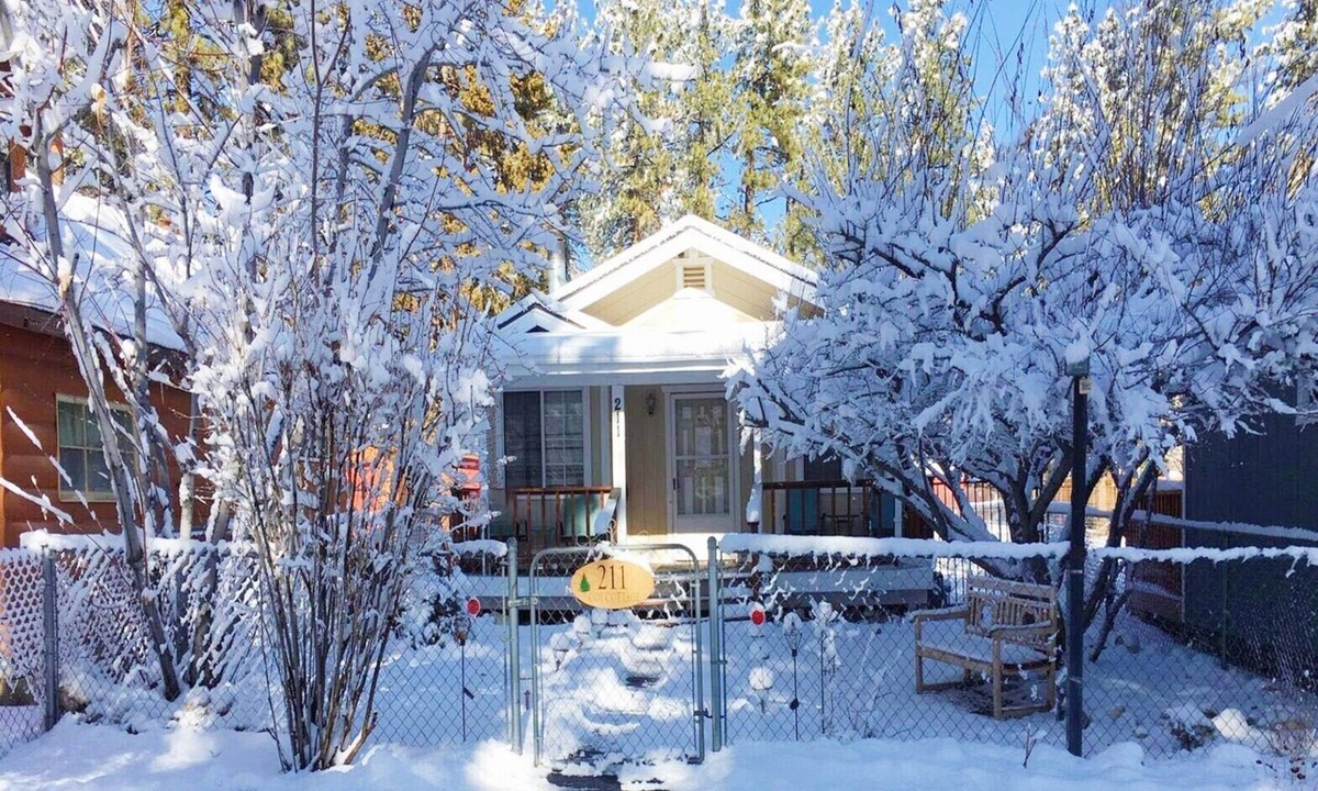 Big Bear City House | Coy Cottage - NEAR OKTOBERFEST! Calm & quite location within minuets of the heart of town!