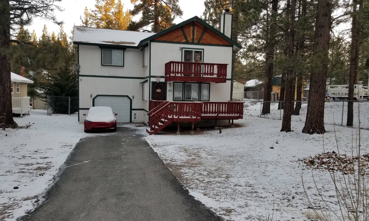 Big Bear City House | COZY BEAR CABIN Near ski resort and lake and snow play