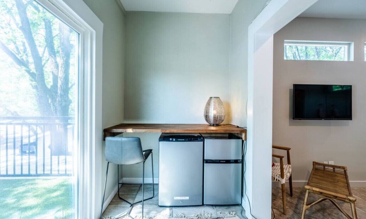 Brentwood House | Cozy Boho Guesthouse + Rooftop Deck in the Trees