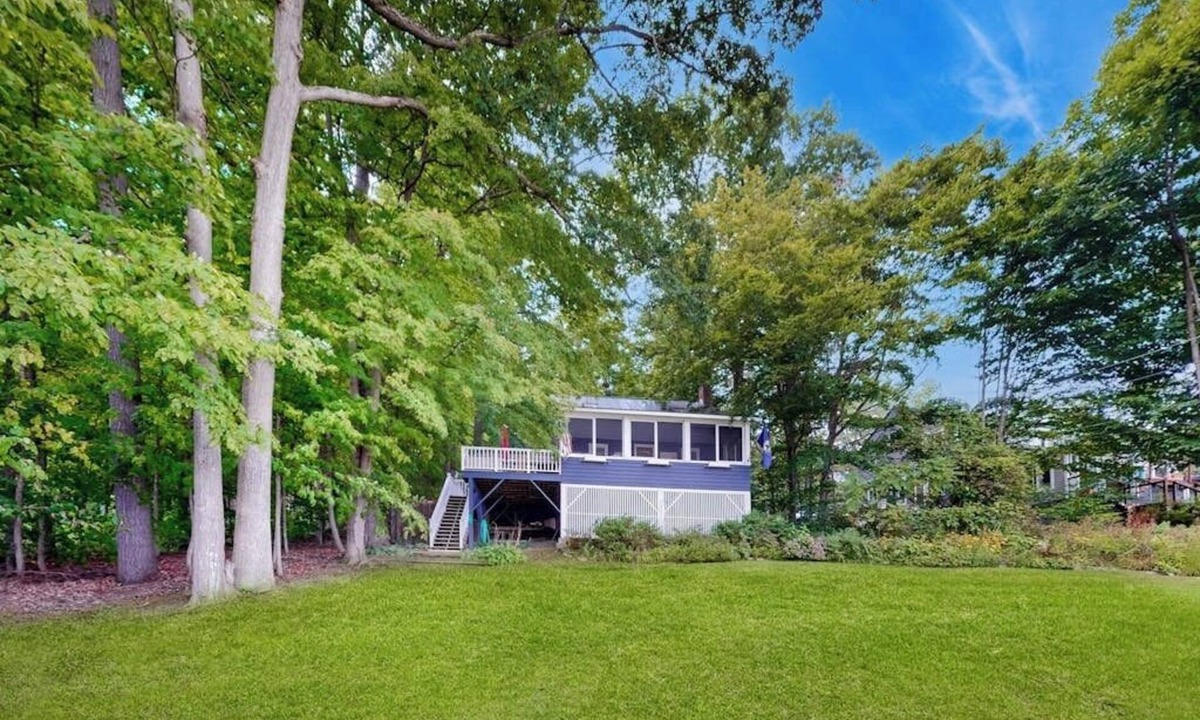 Castleton House | Cozy home with lake front property, views, bbq, dock, kayak, wifi, TV, w/d