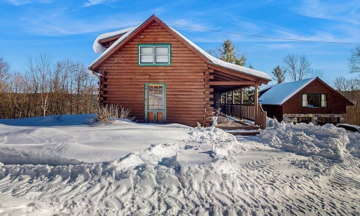 Bethel House | Cozy log cabin & loft, close to recreation, dog-friendly, bbq, balcony, a/c, w/d