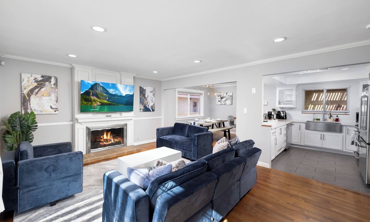 Fountain Valley House | Cozy Modern Home - Close to Beach/Disney