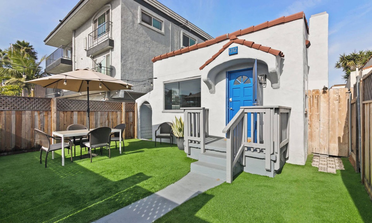 Crown Point House | Cozy Pacific Beach Getaway