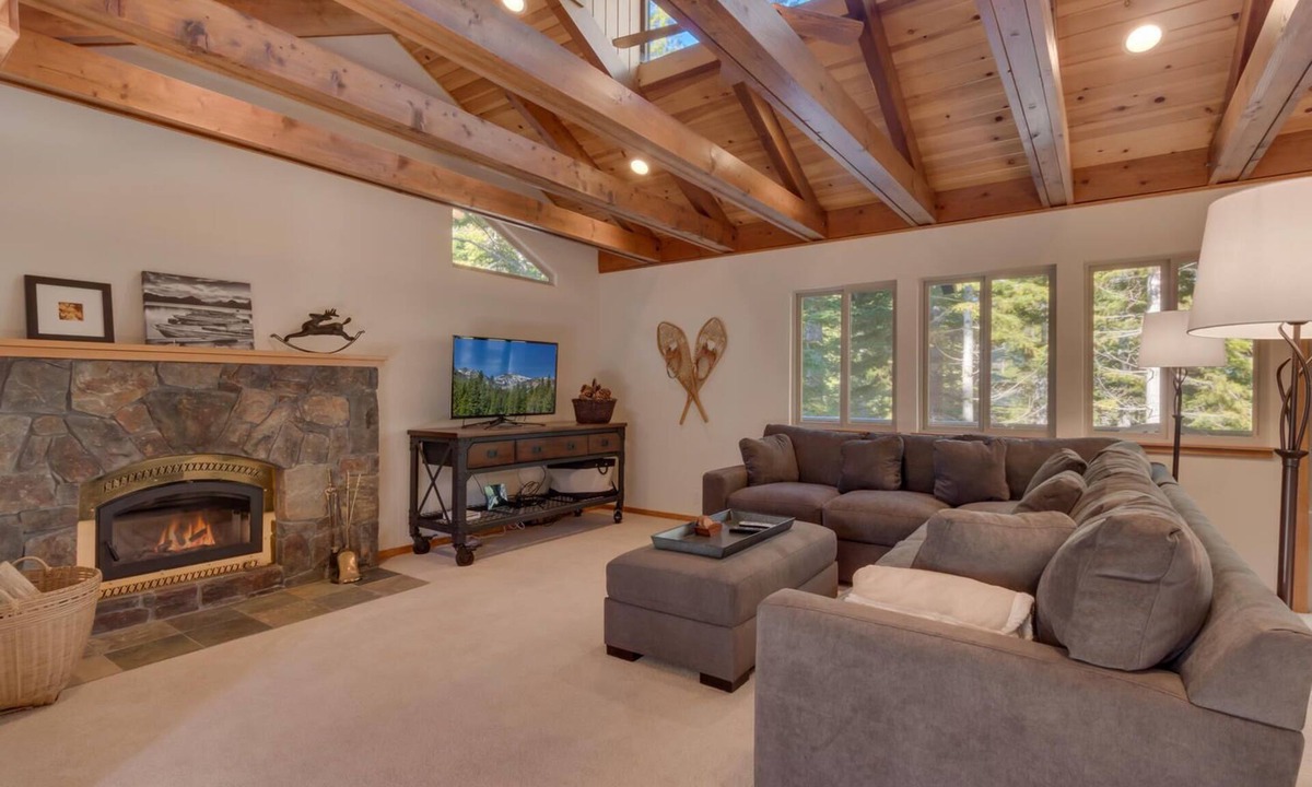 Truckee House | Deer Hollow By Tahoe Getaways - Private Hot Tub- Access to Pool, Tennis and Gym