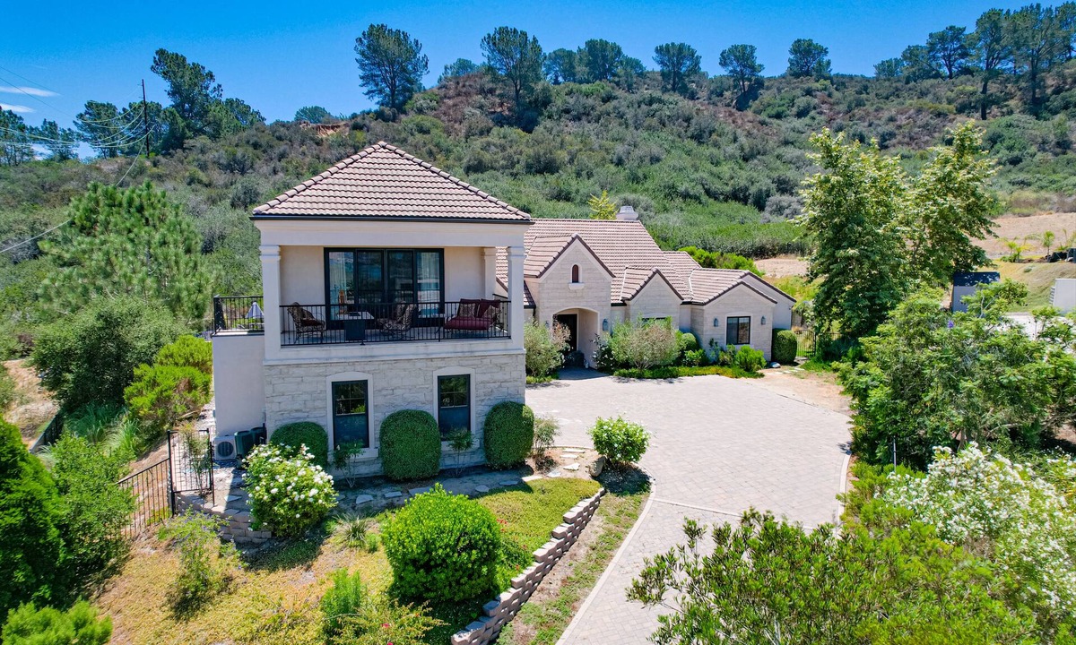 Del Mar Heights House | Del Mar Luxury Home 1 M. to Beach 4B/4.5B Pool/Hot Tub