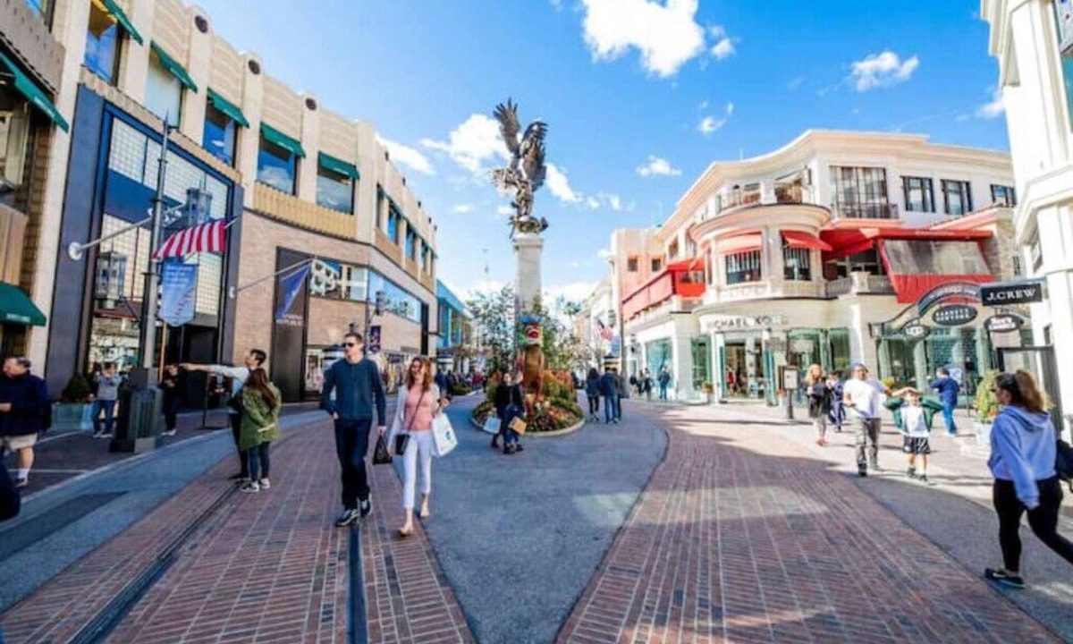 Carthay Circle Bed & Breakfast | Deluxe VRBO