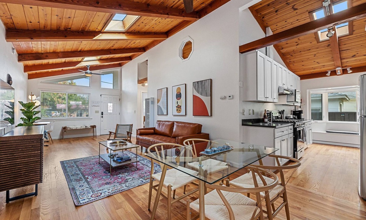 The Willows House | Designer retreat home near Stanford! Luxury, Gym, Peloton, office,Backyard,BBQnn
