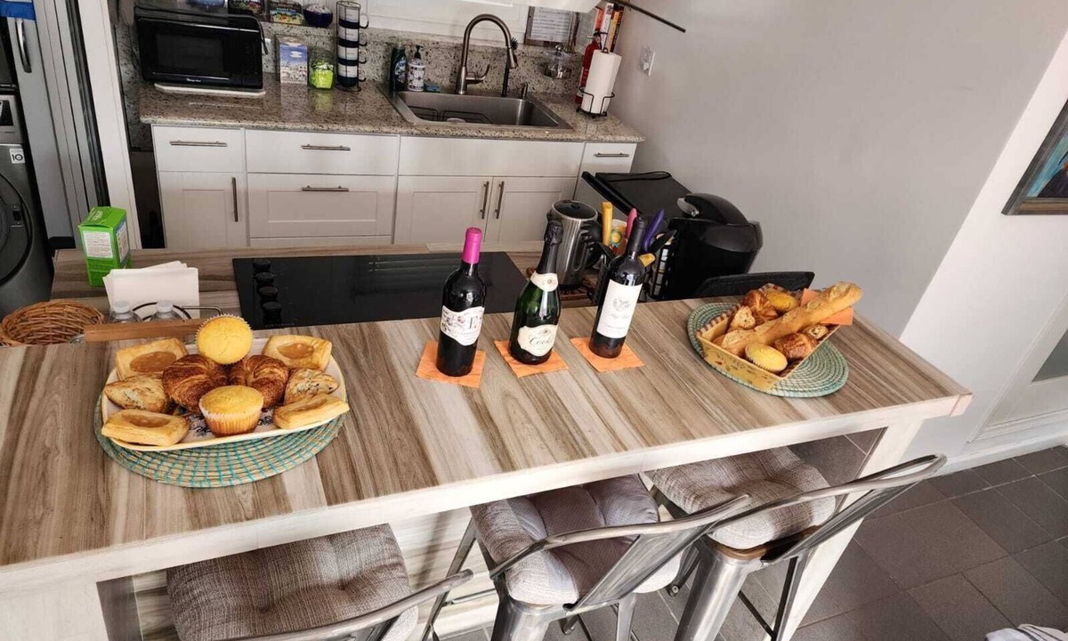 Pacific Palisades Apartment | Detached Modern Studio Guest House Between Santa Monica & Malibu