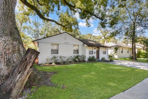 Avondale House | Downtown Jacksonville Retreat | Pet-Friendly with Hot Tub & Backyard Oasis