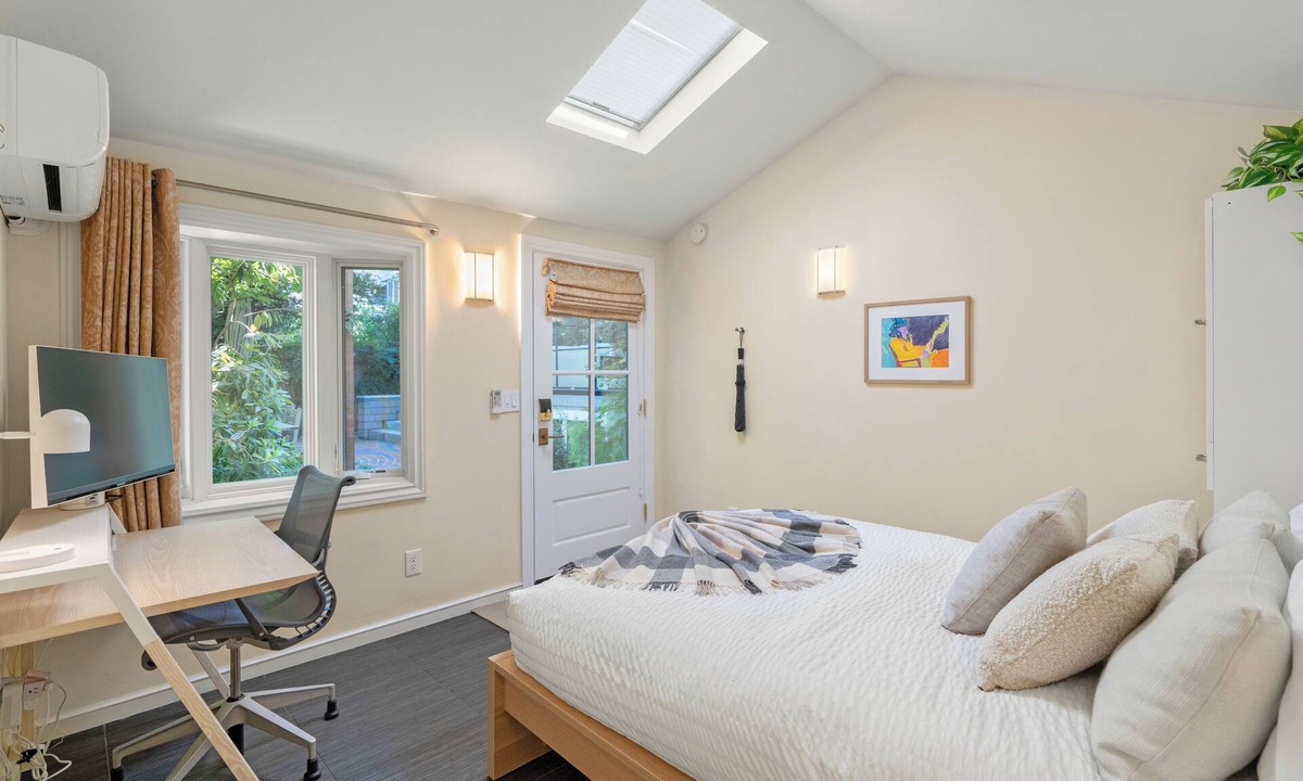 University South Cottage | Downtown Palo Alto Gem! Cute, Spotless Guest House