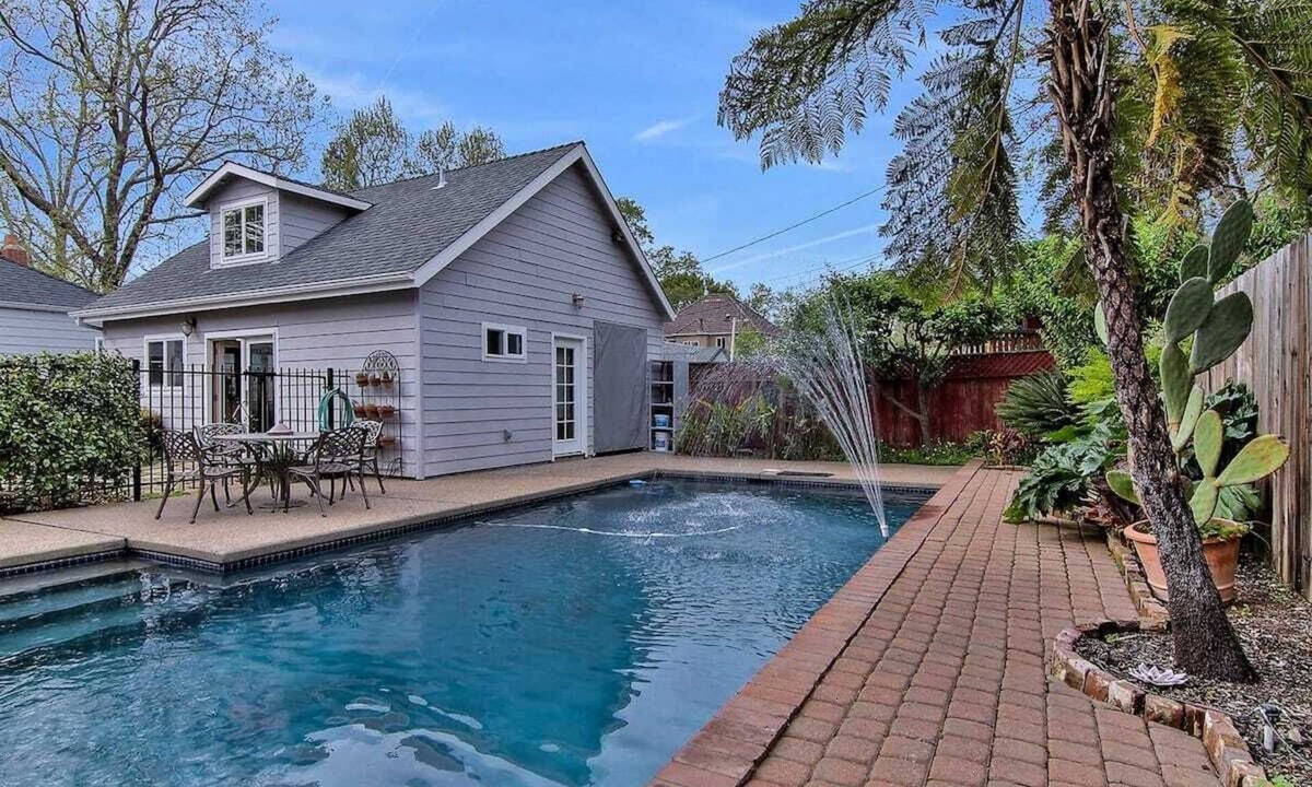 East Sacramento House | East Sac Escape | Relaxing Saltwater Pool & Guest Casita