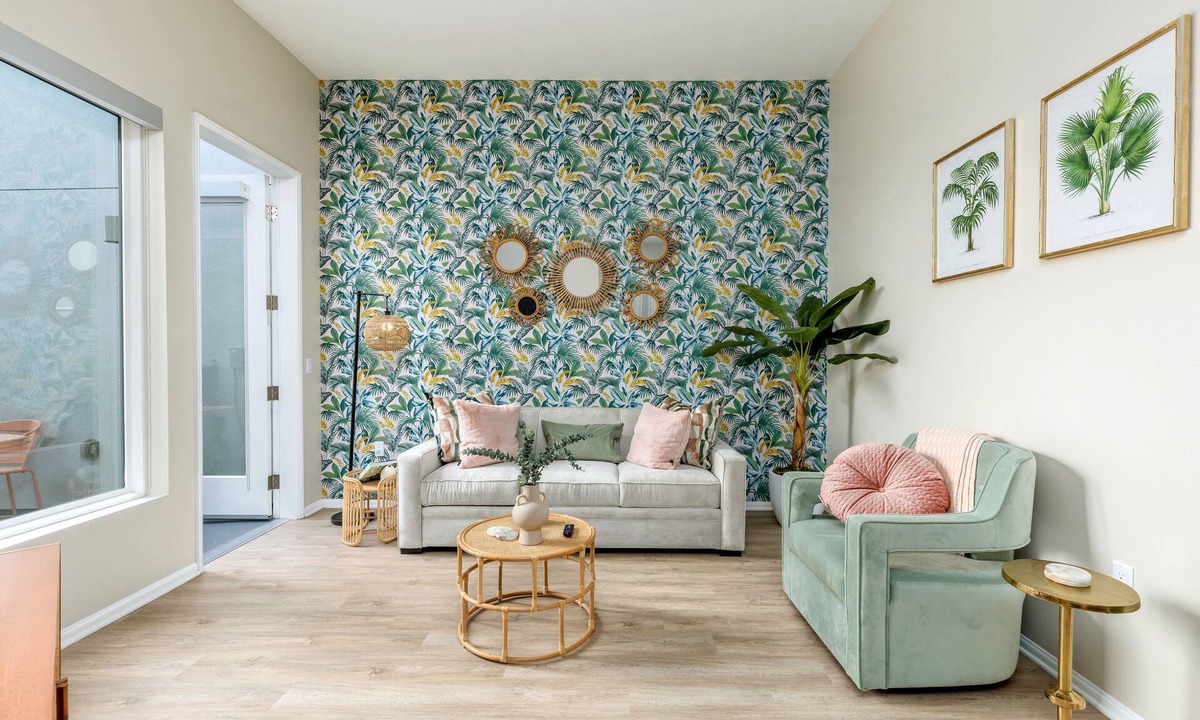 North Park Apartment | Eclectic : 65” TVs : Fast Wi-Fi : Parking : Pets : Bohemian
