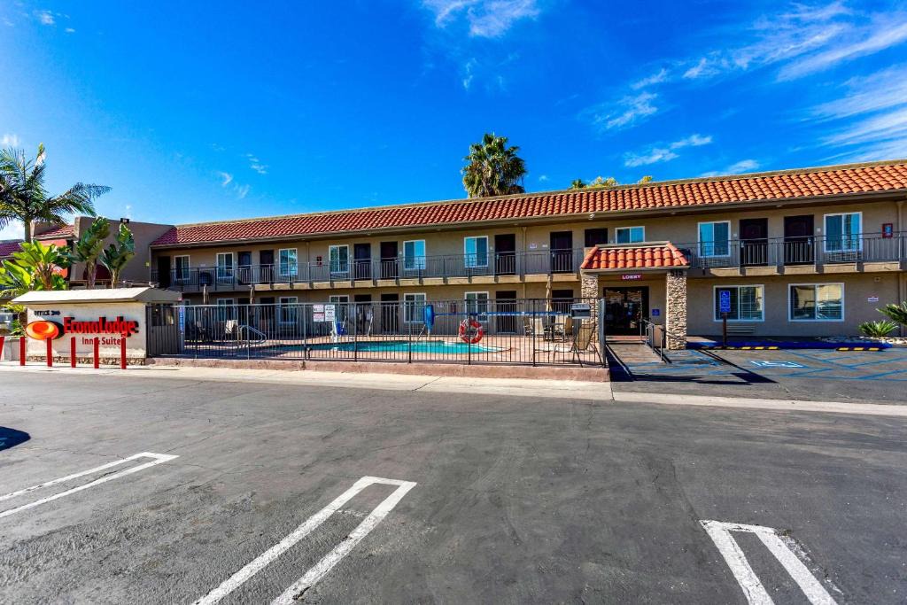 Central Escondido Hotel | Econo Lodge Inn & Suites Escondido Downtown