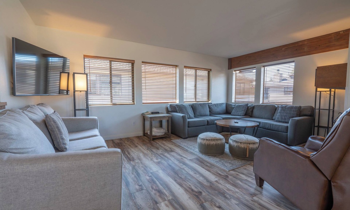 June Lake Condo | Edgewater #4 NEWLY RENOVATED! “GARAGE PARKING“ EN-SUITE KING SIZE BED