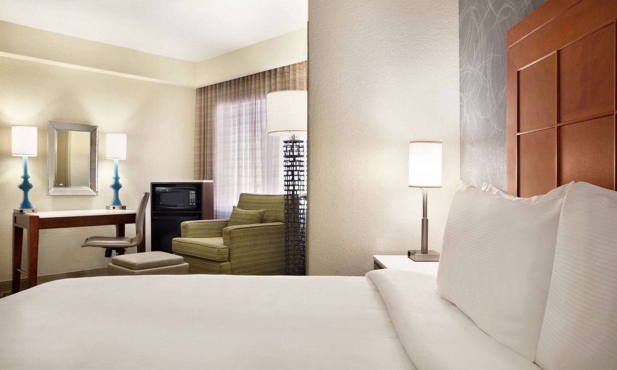North San Antonio - SAT Hotel | Embassy Suites by Hilton San Antonio Airport