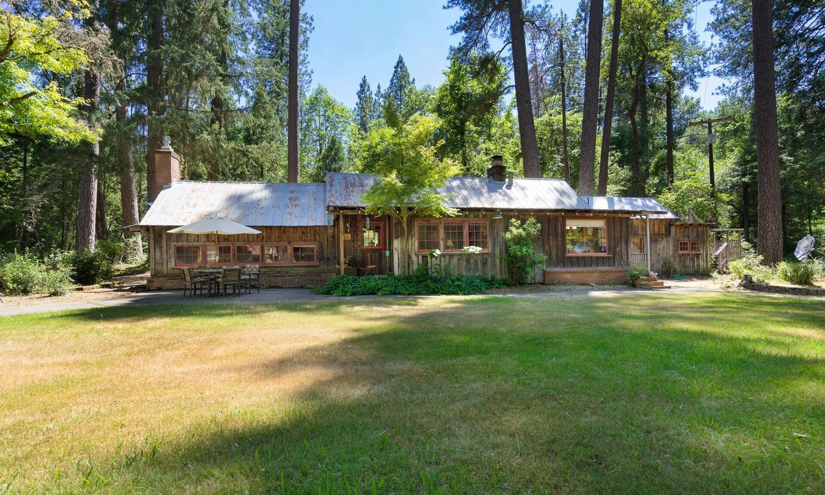 Fair Play Cabin | Enchanting Creekside Property Nestled in Wine Country
