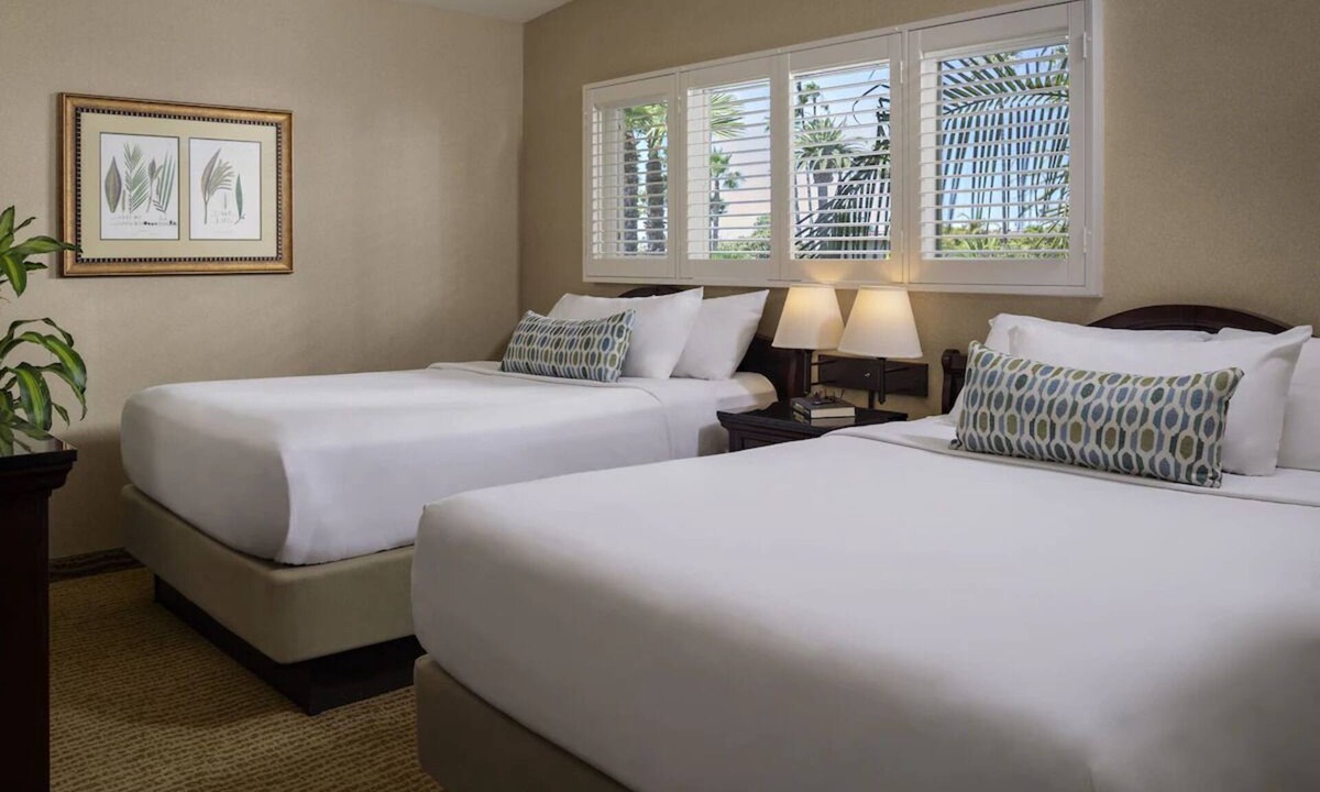 Central Mission Beach Hostel | Enjoy a Hassle-Free & Comfortable Stay! 3 Relaxing Units, Free Parking, Pool
