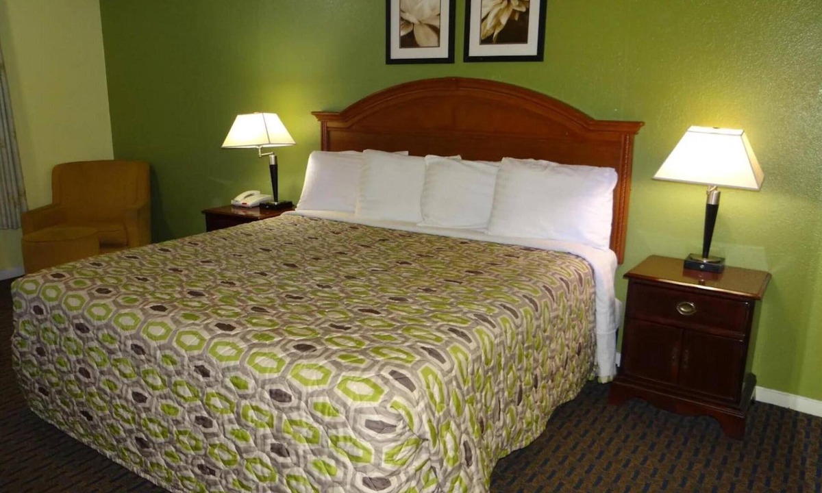 North Shore Hotel | Enjoy Relaxing Stay Perfect for Friends or Couples Discovering Houston Together