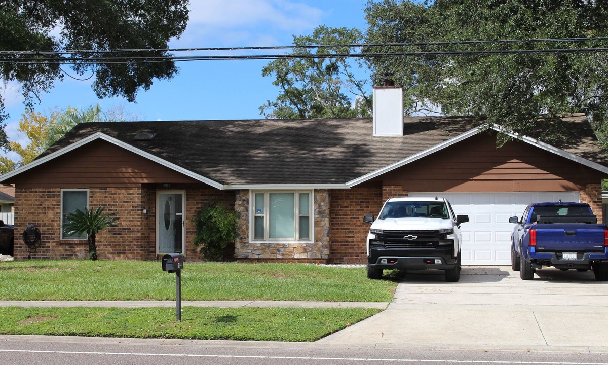 Westside House | Enjoyable 3-bedroom house with pool and AC in charming Jacksonville, Florida.
