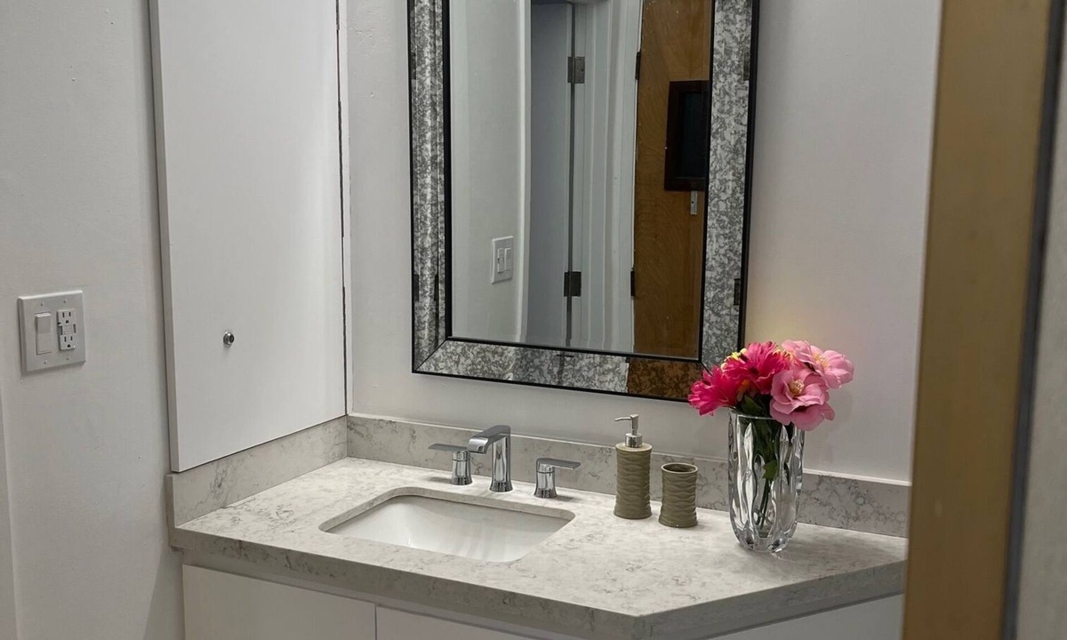 The Flats Cottage | Entire Beverly Hills Guest House