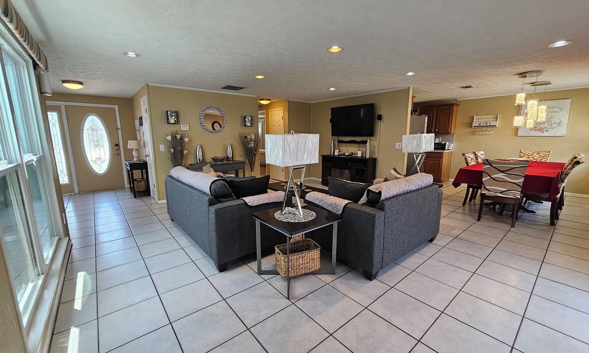 Sunbeam House | ENTIRE HOUSE 3/2 GREAT FOR FAMILY