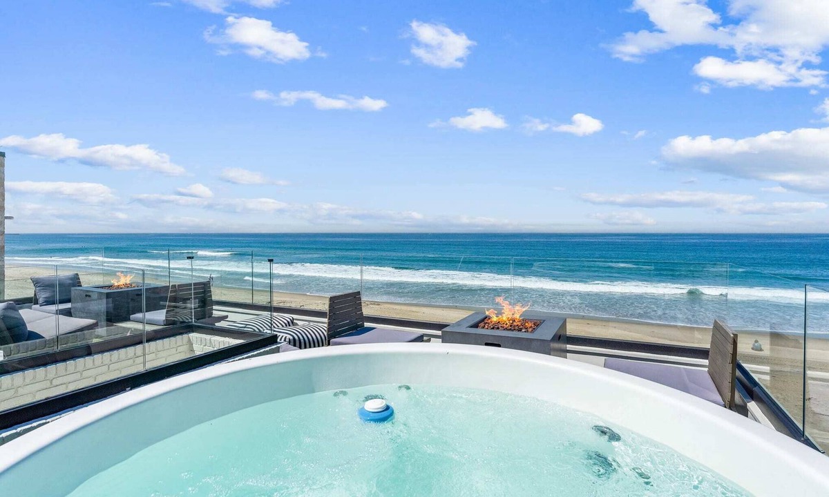 Mission Beach House | Entire Upper Oceanfront Masterpiece with Rooftop