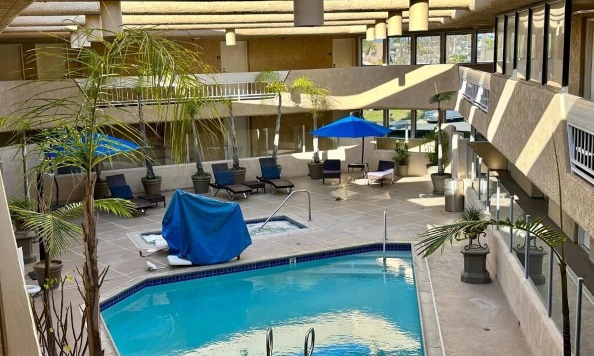 Old Towne Hotel | Executive King Room with Balcony, Free Breakfast and Parking Near Seal Beach